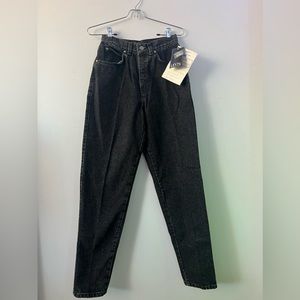 Black High Rise Levi jeans. 900s Series. Size (7).